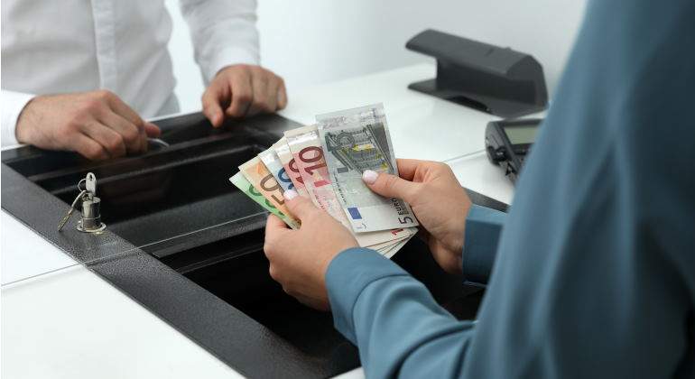 pago-comisiones-sacar-efectivo-ventanilla.jpg
