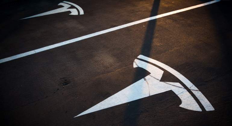 estacionamiento-de-tesla-bloombert.jpg