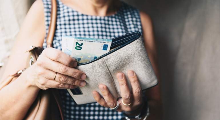 closeup-photo-of-stylish-woman-taking-money-picture-id842875452.jpg