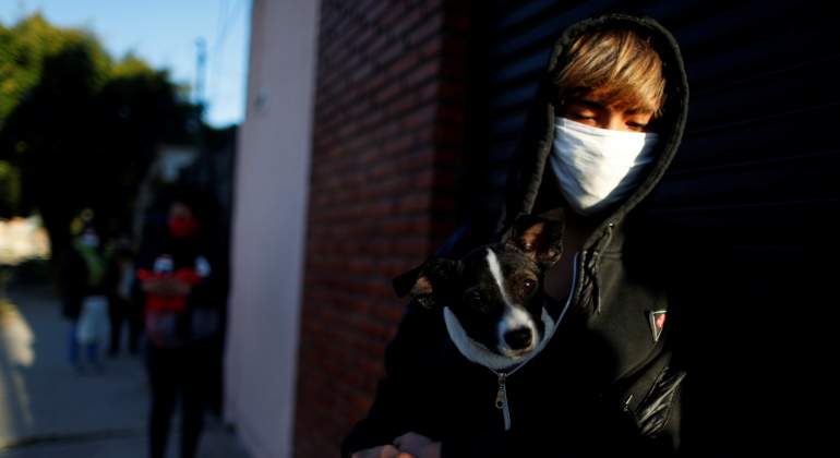 coronavirus-joven-capucha-reuters.jpg