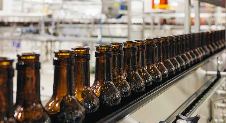 Botellas en una planta de Damm