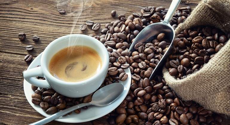Una-taza-de-cafe-junto-a-un-saco-lleno-de-grano-iStock.jpg