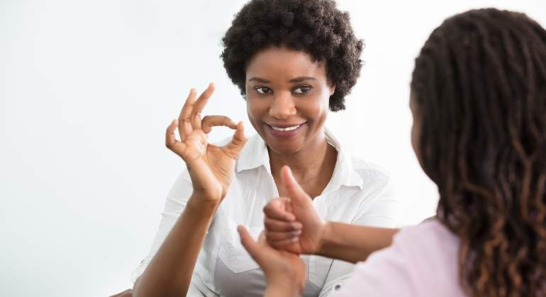 Una mujer se comunica con lengua de signos