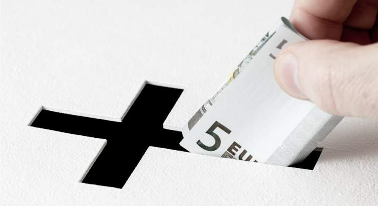iglesia-donacion-euros-mano-dreamstime.jpg