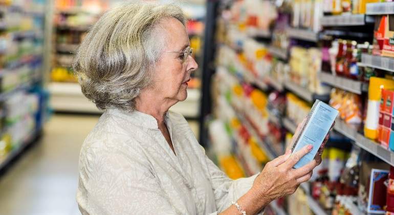 supermercado-senora-compara-precios-dreamstime.jpg