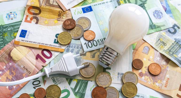 770-420-luz-bombilla-dinero-enchufe-istock.jpg