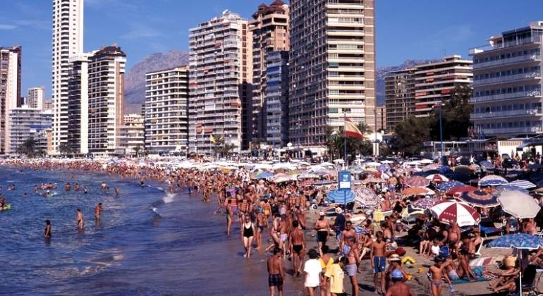 benidorm-playa-turistas-dreams.jpg