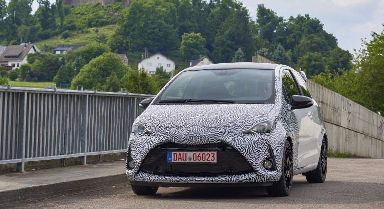toyota-yaris-GRMN-2017-01.jpg