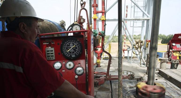 trabajador-supervisa-pozo-petroleo.jpg