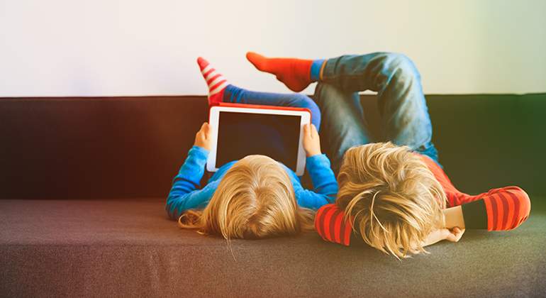 Ninos-con-consola-Istock.jpg