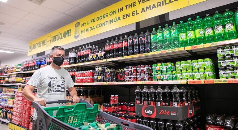Lineal de refrescos con informacin para el reciclado de estos envases
