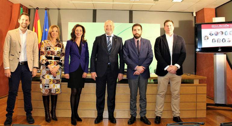 Foto-de-familia_presentacion-EducACCIoN-deifni.jpg