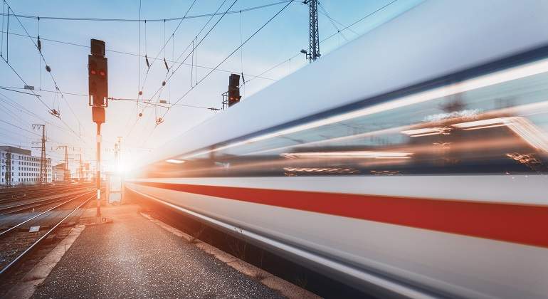 Tren-en-movimiento-iStock.jpg