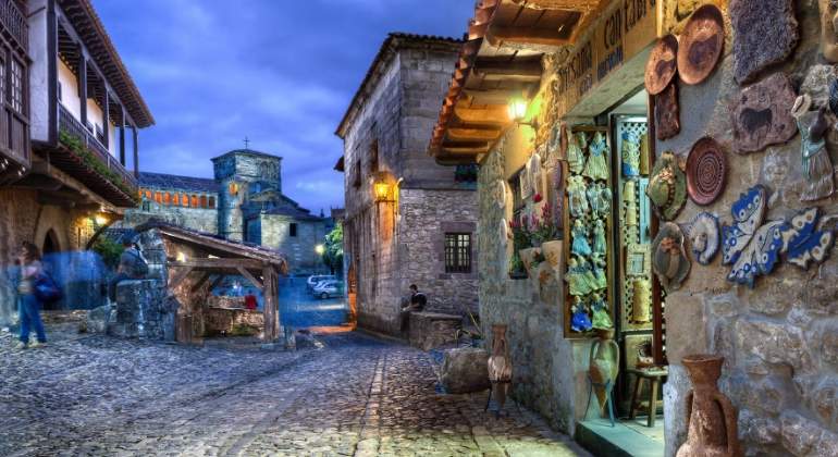 santillana-mar-luces-tienda-noche-dreamstime.jpg