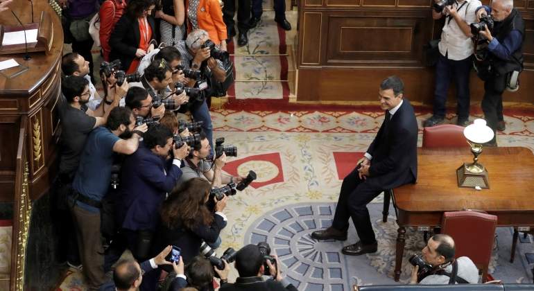sanchez-mocion-fotografos-efe.jpg