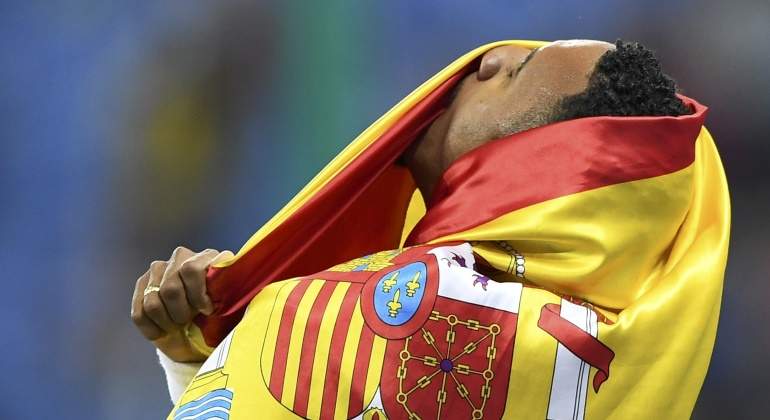Ortega-besa-bandera-espana-2016-reuters.jpg