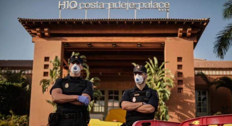 Policas con mascarilla en la entrada del hotel H10 Adeje Palace de Tenerife
