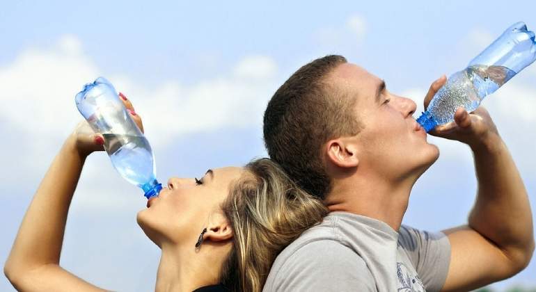 agua-botellas-personas-770x420-pixabay.jpg