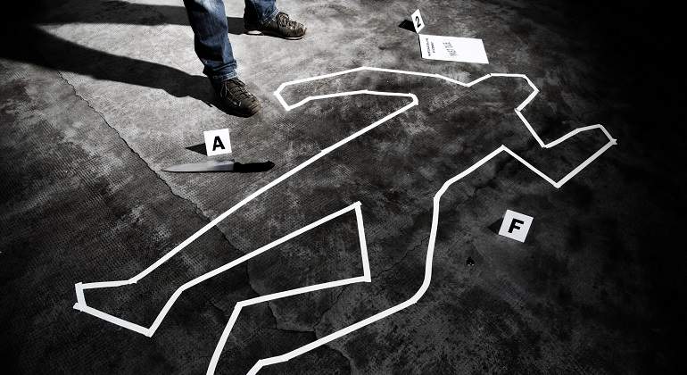 Una-escena-del-crimen-con-un-silueta-en-el-suelo-iStock.jpg