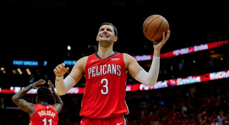 mirotic-pelicans-warriors-usatoday.jpg