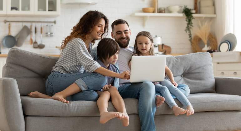 familia-hijos-ordenador-dreamstime.jpg