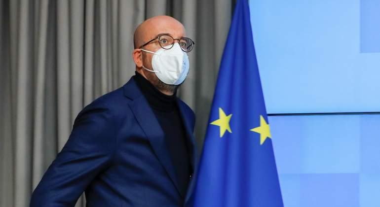 charles-michel-mascarilla-bandera-ue-reuters.jpg