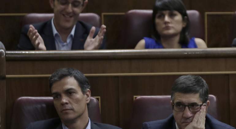 Sancheznoaplaude-investidura27octubre2016EFE.jpg
