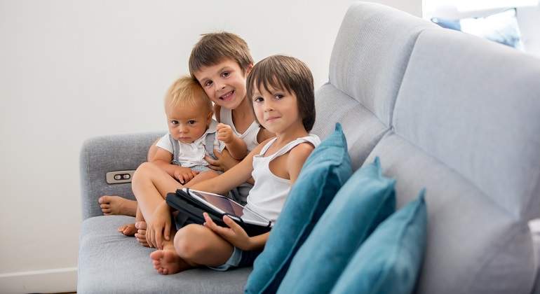 Ninos-en-el-sofa-iStock.jpg