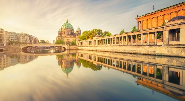 berlin-alemania-catedral-reflejo-rio-getty-770x420.jpg