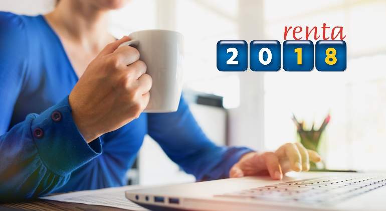 renta2018-odenador-senora-azul-taza.jpg