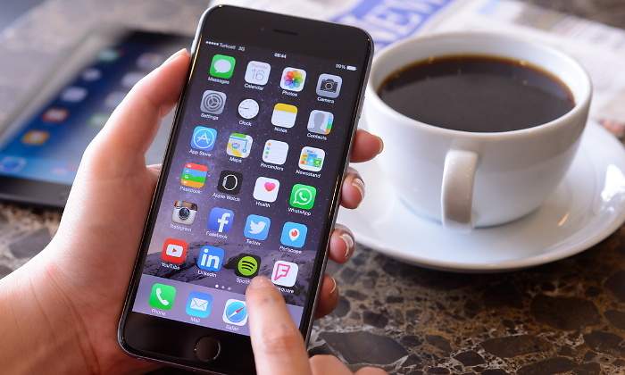 770-420-iphone-6-apple-cafe-istock.jpg