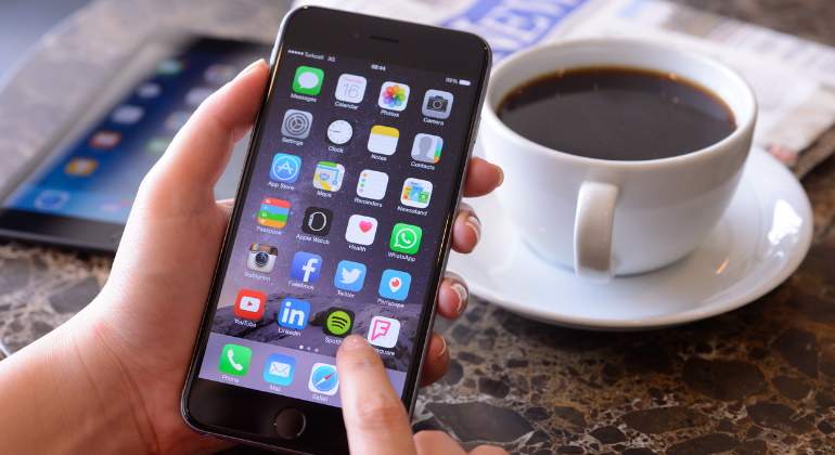 770-420-iphone-6-apple-cafe-istock.jpg