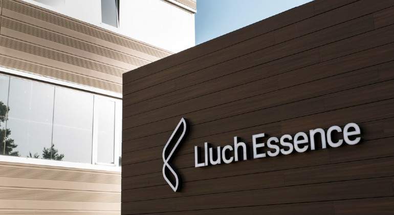lluch-essence-ee.jpg