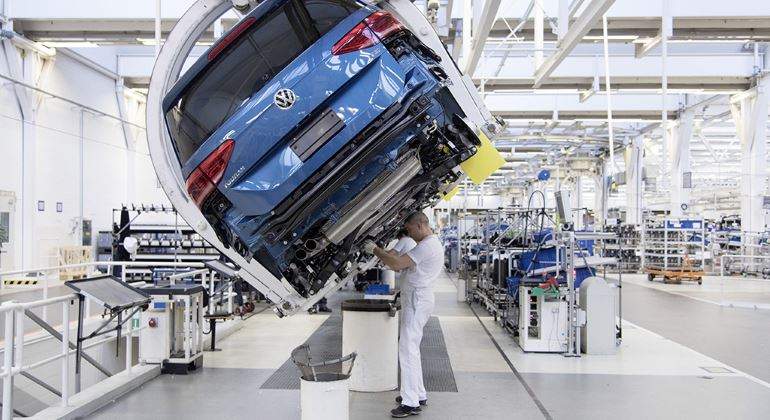 robot-fabrica-coches-volkswagen-operario-770.jpg