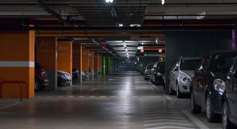 parking-dreamstime-02.jpg