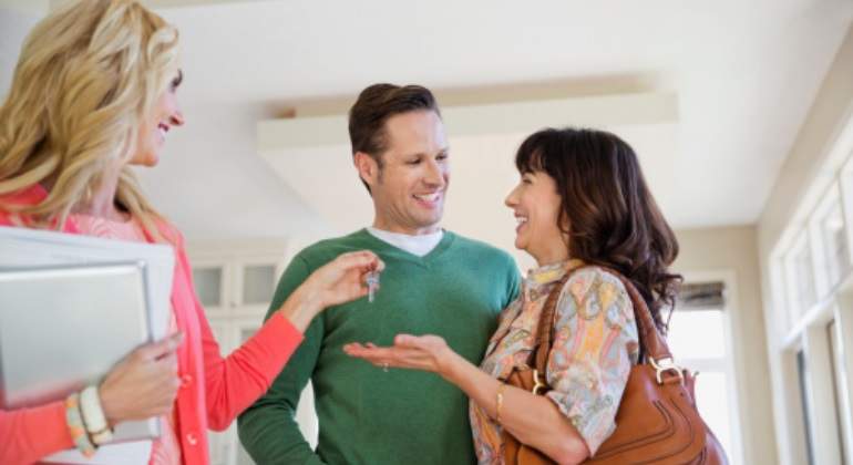 alquiler-pareja-inmobiliaria-getty.jpg