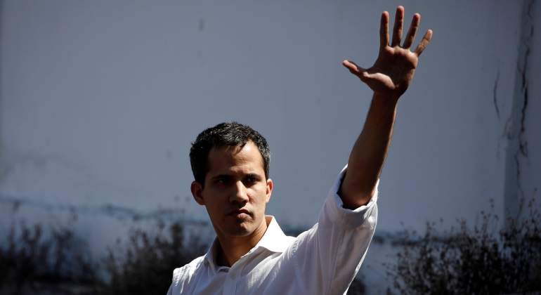 El líder de la oposición de Venezuela, Juan Guaidó, toma posesión como presidente en funciones