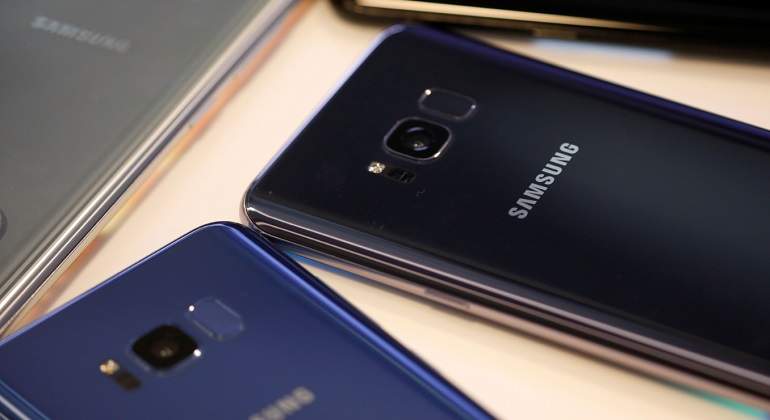 smartphones-reuters.jpg