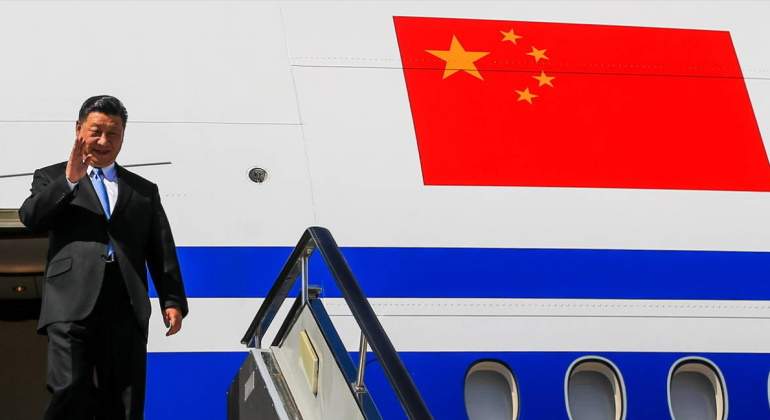 xijinping-saluda-avion.jpg