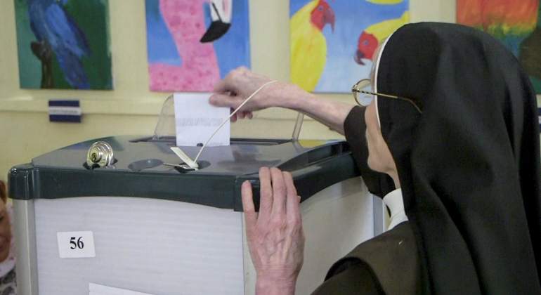monja-referendum-irlanda-aborto-25mayo-2018-reuters.jpg