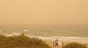Los aeropuertos de Canarias cierran por la calima y crecen los incendios
