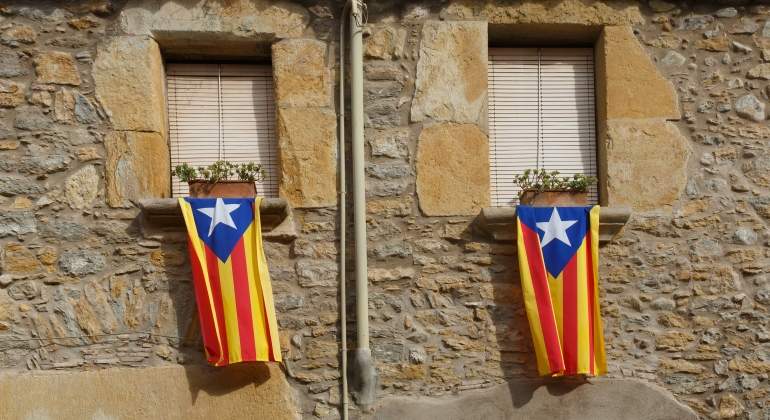 banderas-cataluna-casa-dreamstime.jpg