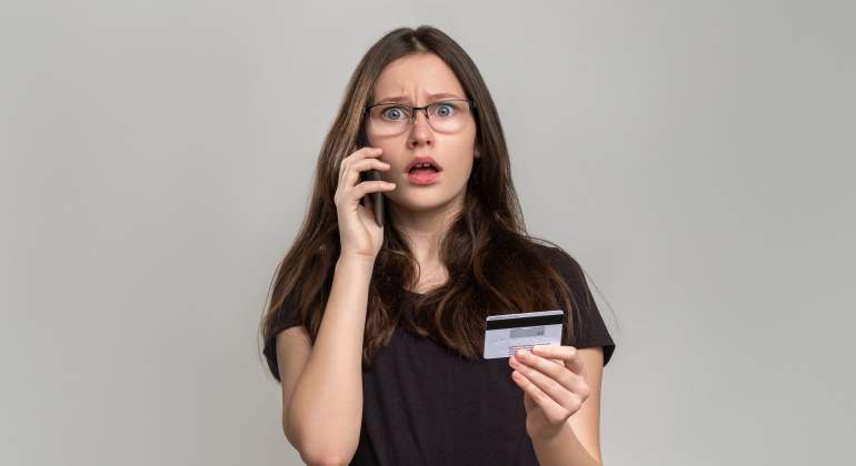 mujer-preocupada-fraude-telefono-tarjeta-dreamstime.jpg