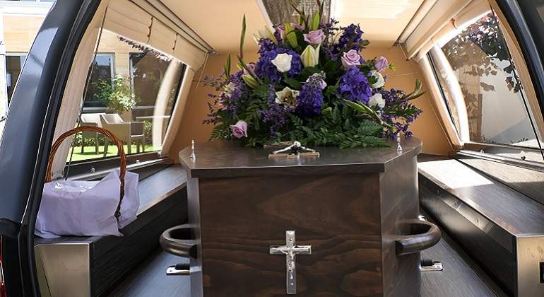 770-x-420-Coche-funebre-con-feretro-Istock.jpg