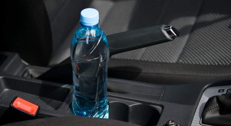 botella-agua-coche-dreamstime.jpg