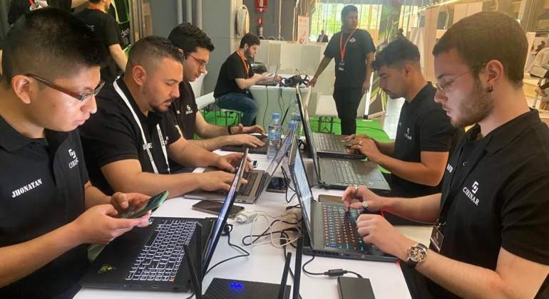 HACKATHON-feed1.jpg