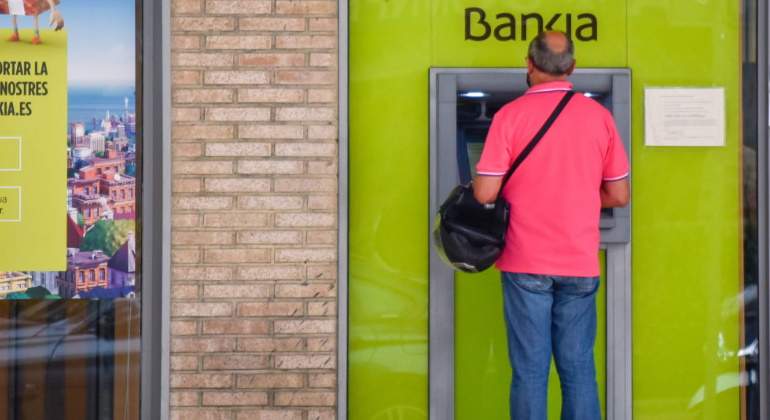 hombre-cajero-bankia-getty-770x420.jpg