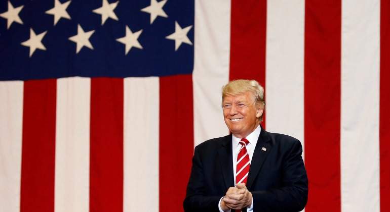 Trump-Bandera-EEUU-2017-reuters.jpg