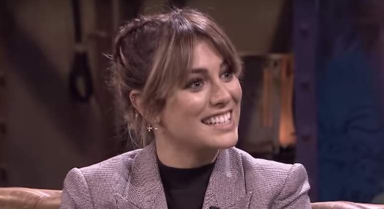 blanca-suarez-petting.jpg