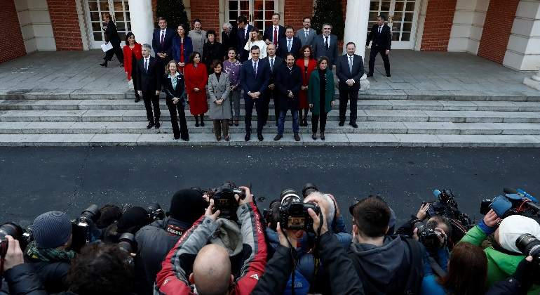 foto-familia-nuevo-gobierno-psoe-unidas-podemos-moncloa-fotografos-770x420-reuters.jpg
